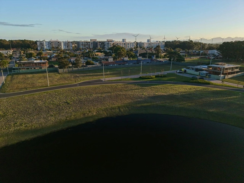Lote/Terreno beira lago à venda no condomínio Lótus em Atlântida: 11ª foto da galeria de imagens do imóvel