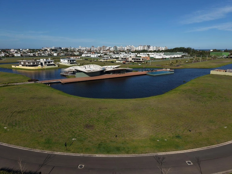 Lote/Terreno beira lago à venda no condomínio Lótus em Atlântida: 1ª foto da galeria de imagens do imóvel