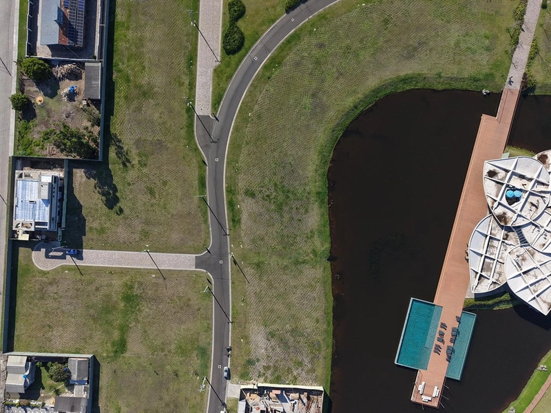 Lote/Terreno beira lago à venda no condomínio Lótus em Atlântida: 4ª foto da galeria de imagens do imóvel