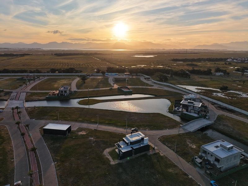 Lote/Terreno beira lago à venda no condomínio Allure Beach Condo: 7ª foto da galeria de imagens do imóvel