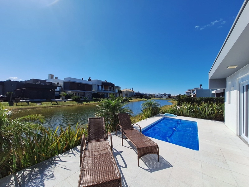 Casa térrea beira lago no condomínio Riviera em Xangri-Lá: 26ª foto da galeria de imagens do imóvel