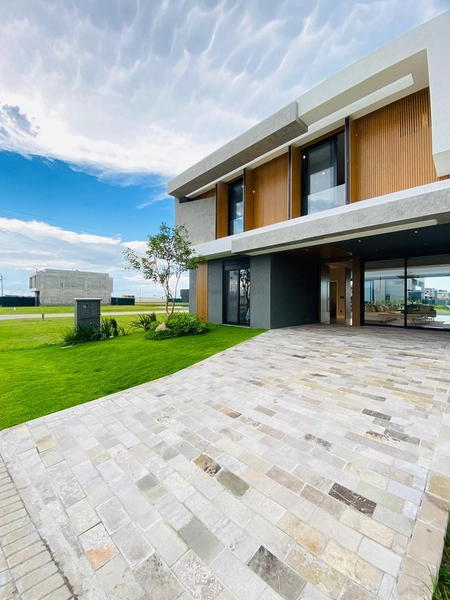 Casa beira lago à venda no condomínio Zen Concept Resort: 2ª foto da galeria de imagens do imóvel