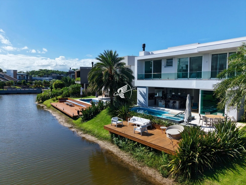 Sobrado beira lago à venda no condomínio Malibu Beach Residence: 1ª foto da galeria de imagens do imóvel