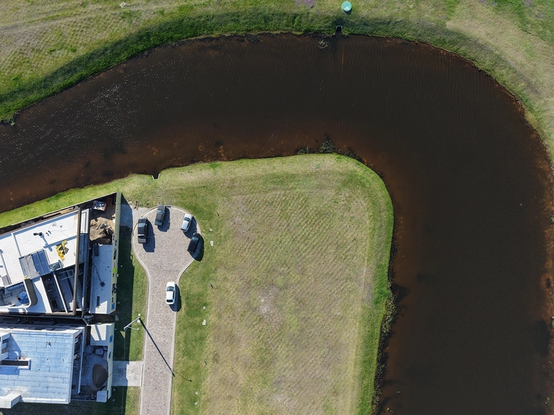 Lote/Terreno beira lago no condomínio Lótus em Atlântida: 5ª foto da galeria de imagens do imóvel