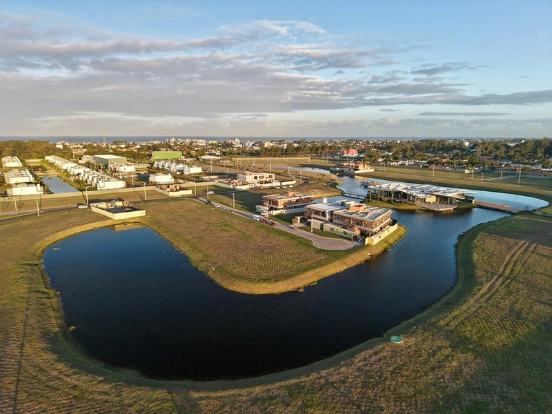 Lote/Terreno beira lago no condomínio Lótus em Atlântida: 9ª foto da galeria de imagens do imóvel