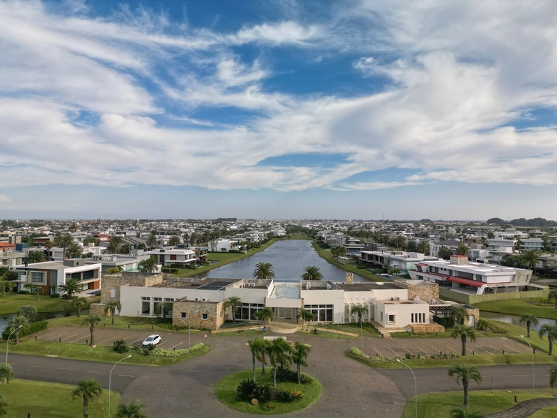 Lote/Terreno beira lago no condomínio Enseada Lagos : 1ª foto da galeria de imagens do imóvel