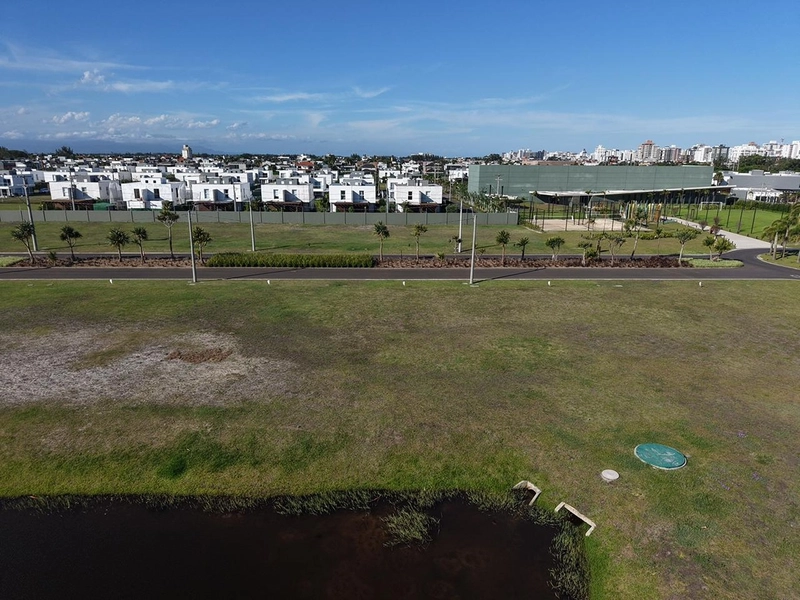 Lote/Terreno beira lago à venda no Condomínio Lótus em Atlântida: 6ª foto da galeria de imagens do imóvel