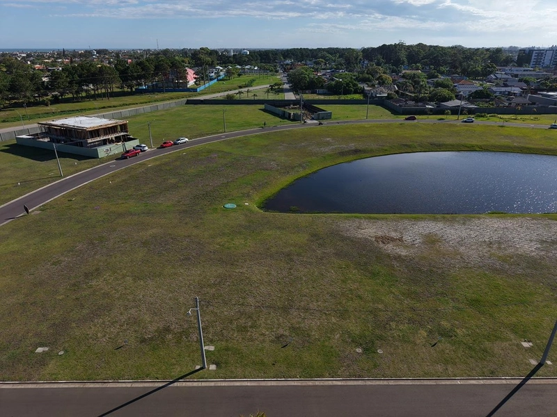 Lote/Terreno beira lago à venda no Condomínio Lótus em Atlântida: 1ª foto da galeria de imagens do imóvel