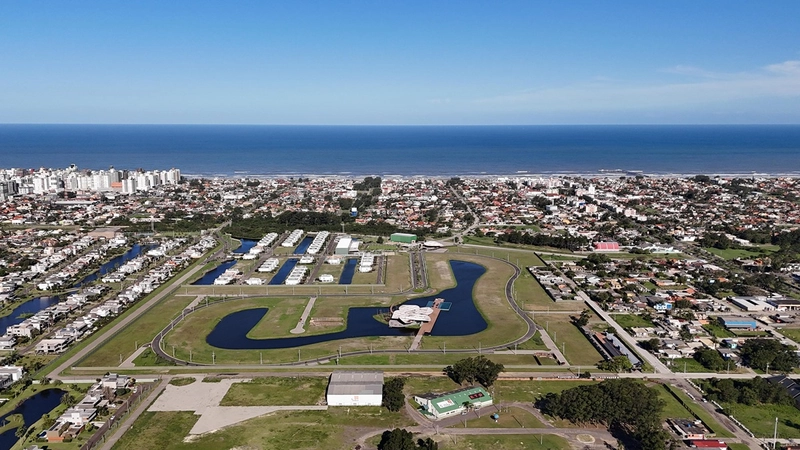 Lote/Terreno beira lago à venda no Condomínio Lótus em Atlântida: 3ª foto da galeria de imagens do imóvel