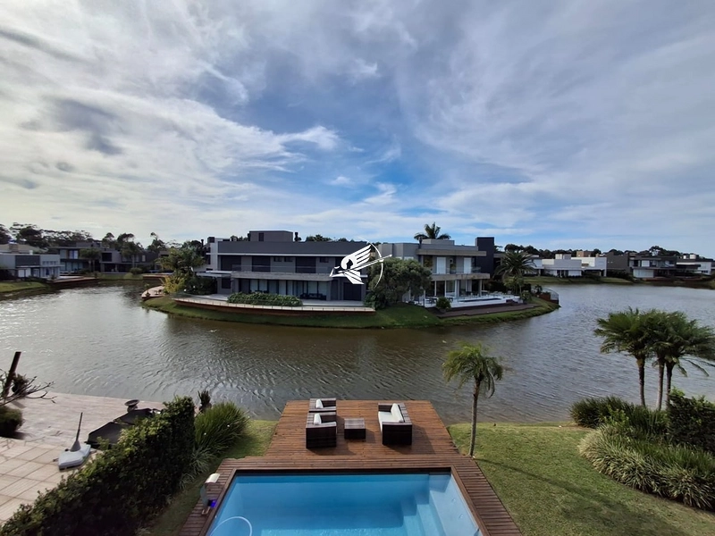 Sobrado Beira Lago no Condomínio Malibu: 25ª foto da galeria de imagens do imóvel