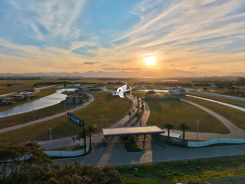 Lote/Terreno beira lago à venda no condomínio Allure Beach Condo : 1ª foto da galeria de imagens do imóvel