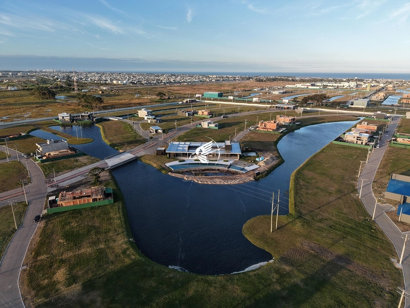 Lote/Terreno beira lago à venda no condomínio Allure Beach Condo : 2ª foto da galeria de imagens do imóvel
