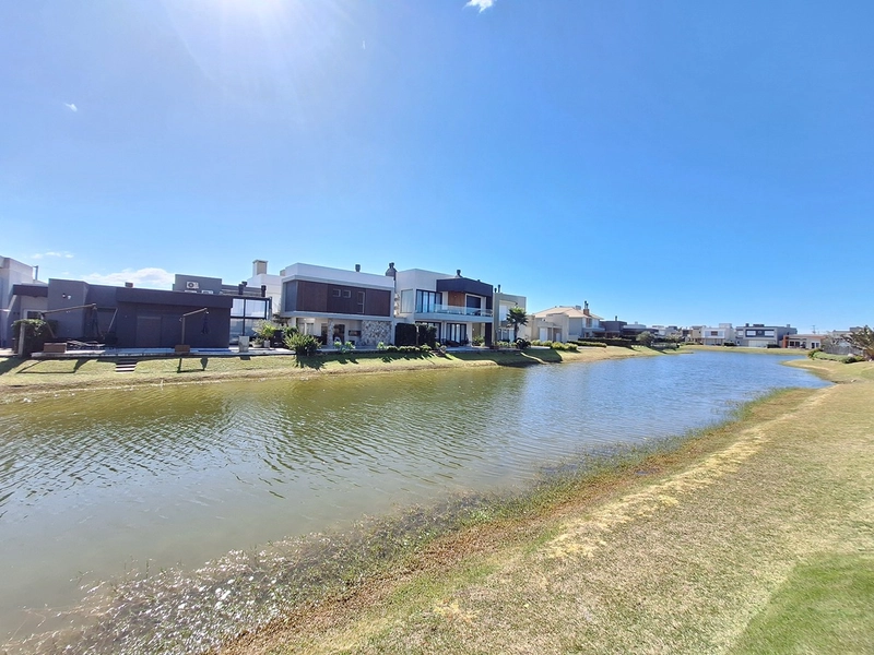 Casa beira lago à venda no condomínio Riviera em Xangri-Lá: 28ª foto da galeria de imagens do imóvel