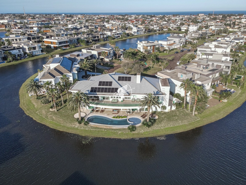 Casa beira lago à venda no condomínio Enseada Lagos: 4ª foto da galeria de imagens do imóvel