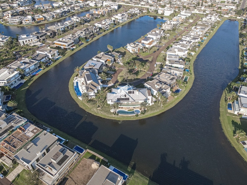 Casa beira lago à venda no condomínio Enseada Lagos: 3ª foto da galeria de imagens do imóvel