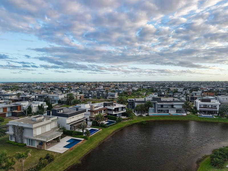 Sobrado beira lago no condomínio Enseada Lagos: 45ª foto da galeria de imagens do imóvel