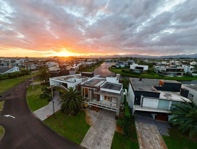 Sobrado beira lago no condomínio Enseada Lagos: 2ª foto da galeria de imagens do imóvel