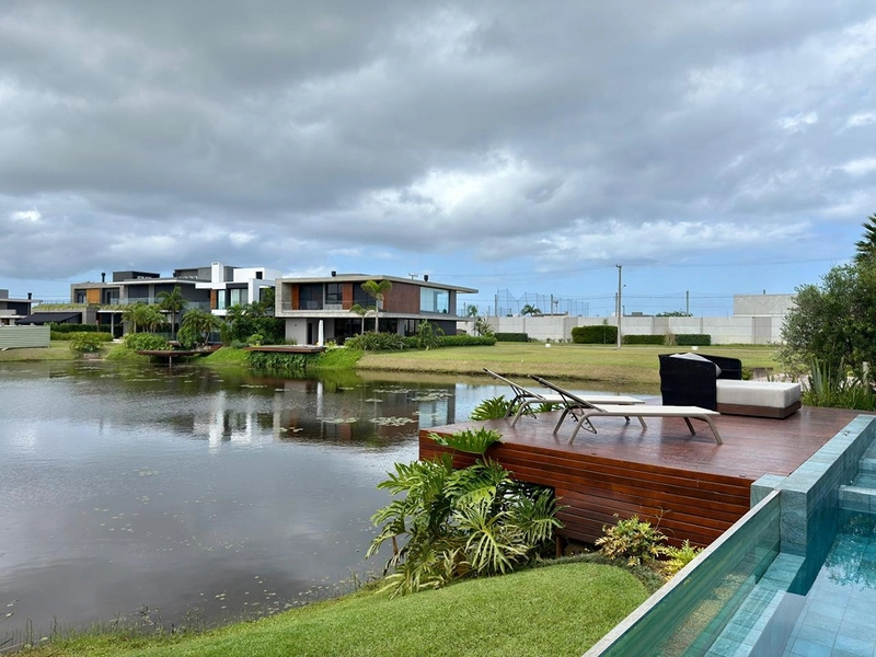 Sobrado beira lago no condomínio Sense em Xangri-Lá: 5ª foto da galeria de imagens do imóvel