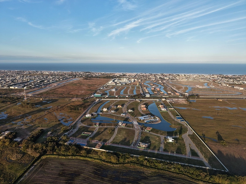 Lote/Terreno beira lago à venda no condomínio Allure Beach Condo: 5ª foto da galeria de imagens do imóvel