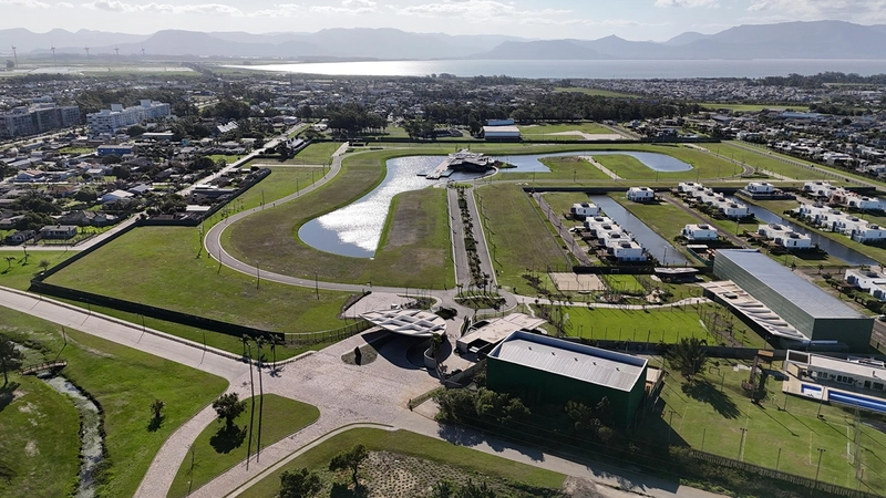 Lote/Terreno beira lago à venda no condomínio Lótus: 4ª foto da galeria de imagens do imóvel