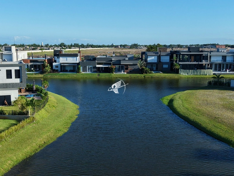 Casa beira lago à venda no condomínio Riviera em Xangri-Lá: 2ª foto da galeria de imagens do imóvel