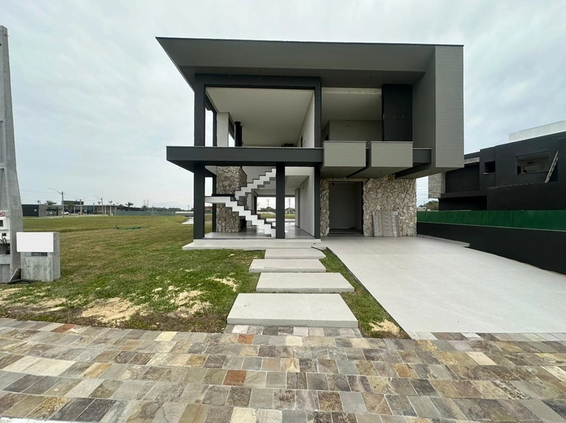 Sobrado beira lago no condomínio Allure Beach Condo: 1ª foto da galeria de imagens do imóvel