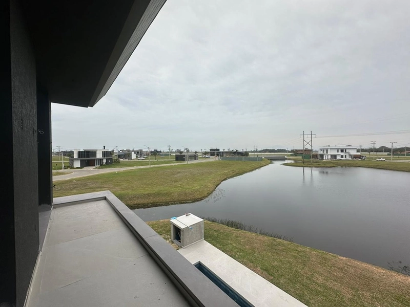Sobrado beira lago no condomínio Allure Beach Condo: 8ª foto da galeria de imagens do imóvel