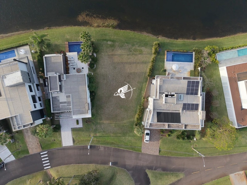 Lote beira lago à venda no condomínio Enseada Lagos em Xangri-Lá: 1ª foto da galeria de imagens do imóvel