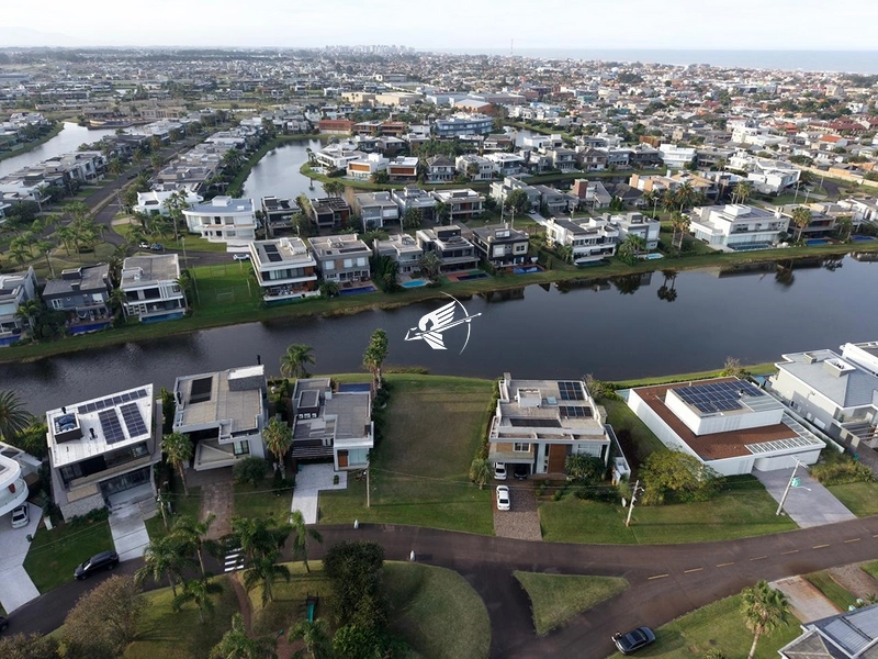 Lote beira lago à venda no condomínio Enseada Lagos em Xangri-Lá: 2ª foto da galeria de imagens do imóvel
