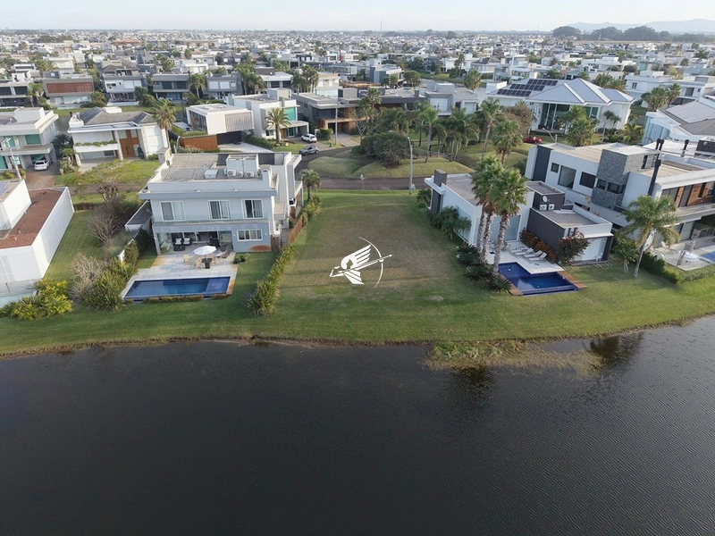 Lote beira lago à venda no condomínio Enseada Lagos em Xangri-Lá: 4ª foto da galeria de imagens do imóvel