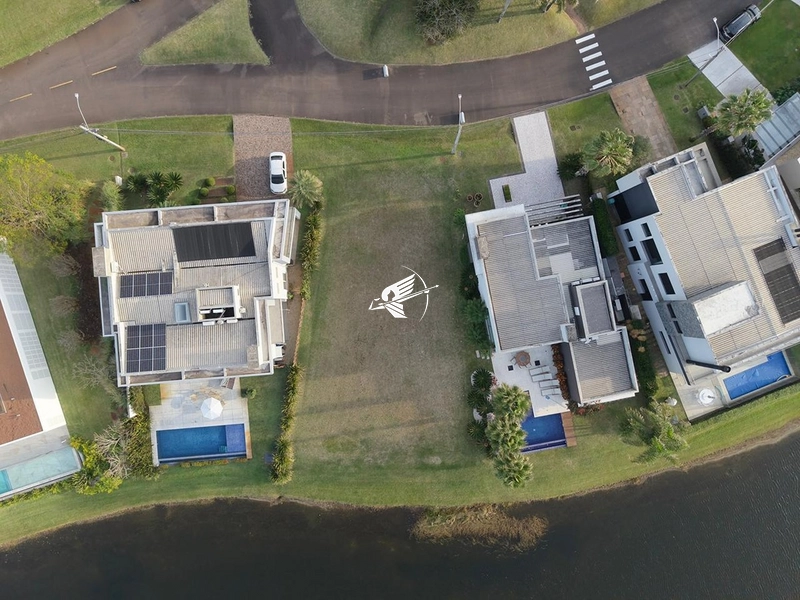 Lote beira lago à venda no condomínio Enseada Lagos em Xangri-Lá: 6ª foto da galeria de imagens do imóvel