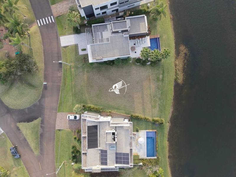 Lote beira lago à venda no condomínio Enseada Lagos em Xangri-Lá: 3ª foto da galeria de imagens do imóvel
