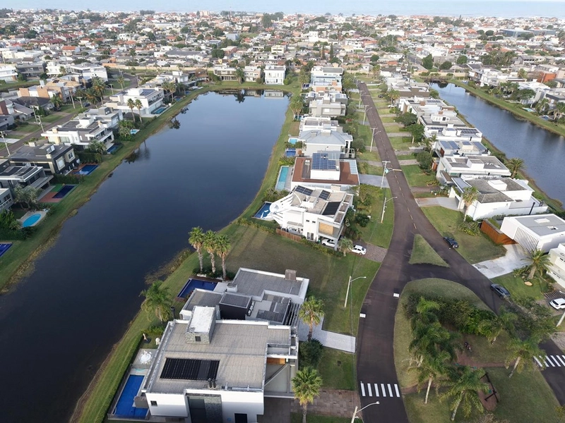 Lote beira lago à venda no condomínio Enseada Lagos em Xangri-Lá: 5ª foto da galeria de imagens do imóvel