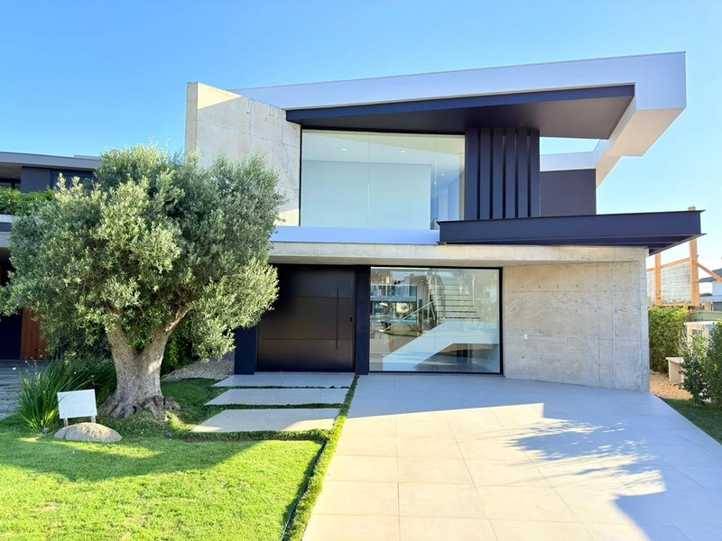 Sobrado beira lago no Condomínio Sense em Xangri-Lá: 1ª foto da galeria de imagens do imóvel