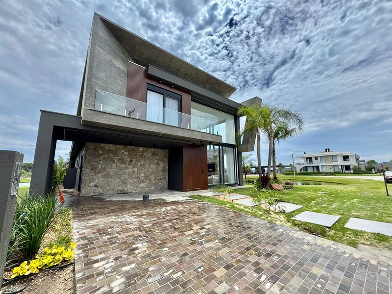 Sobrado beira lago no condomínio Sunset em Xangri-Lá: 4ª foto da galeria de imagens do imóvel