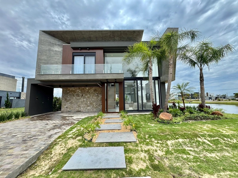 Sobrado beira lago no condomínio Sunset em Xangri-Lá: 1ª foto da galeria de imagens do imóvel