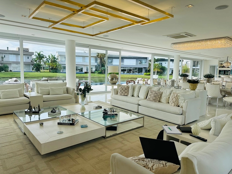 Mansão beira lago no condomínio Enseada Lagos em Xangri-Lá: 4ª foto da galeria de imagens do imóvel