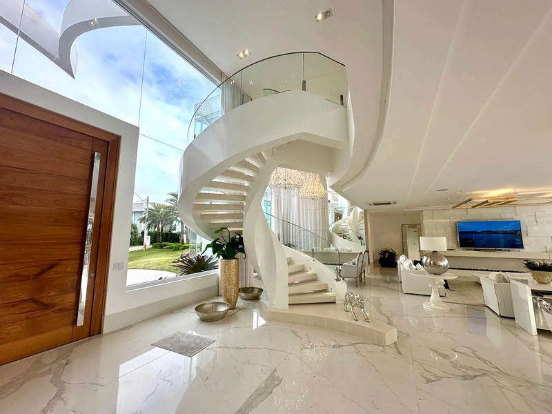 Mansão beira lago no condomínio Enseada Lagos em Xangri-Lá: 2ª foto da galeria de imagens do imóvel