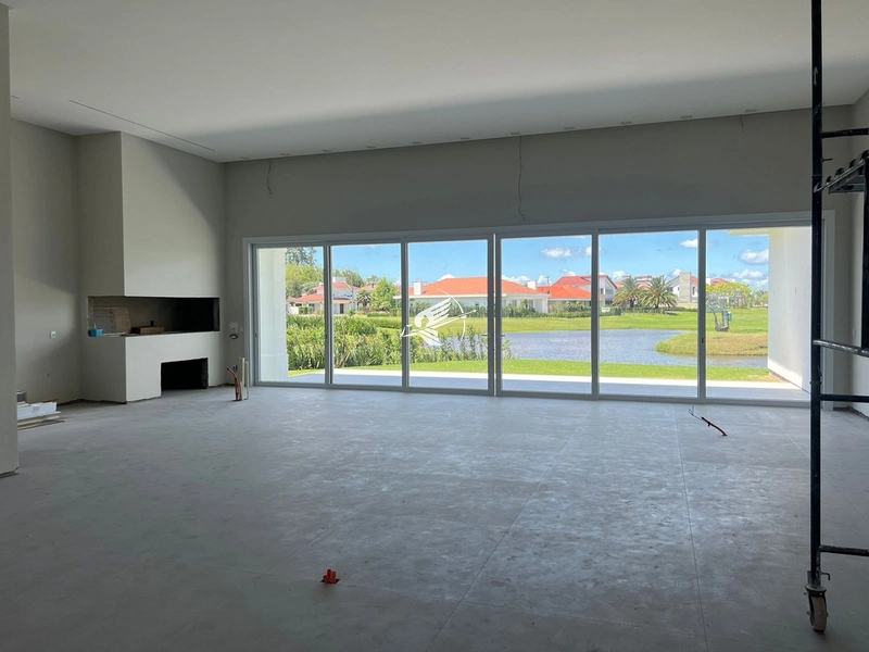 Casa beira lago à venda no condomínio Green Village Golf Club: 2ª foto da galeria de imagens do imóvel