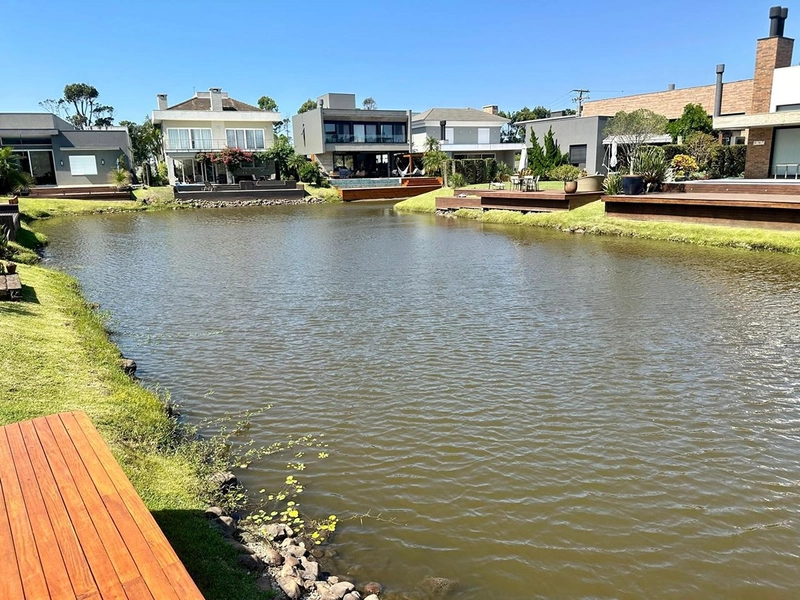 Sobrado beira lago no condomínio Malibu Beach Residence : 21ª foto da galeria de imagens do imóvel