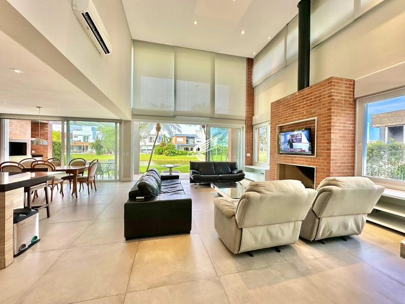 Casa Beira Lago à venda no condomínio Enseada Lagos em Xangri-Lá: 2ª foto da galeria de imagens do imóvel