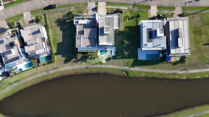Casa beira lago à venda no condomínio Capão Ilhas Resort: 1ª foto da galeria de imagens do imóvel