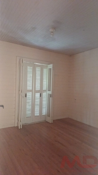 CASA DE MADEIRA 2 DORMITÓRIOS A VENDA EM CANELA RS NO CENTRO: 5ª foto da galeria de imagens do imóvel