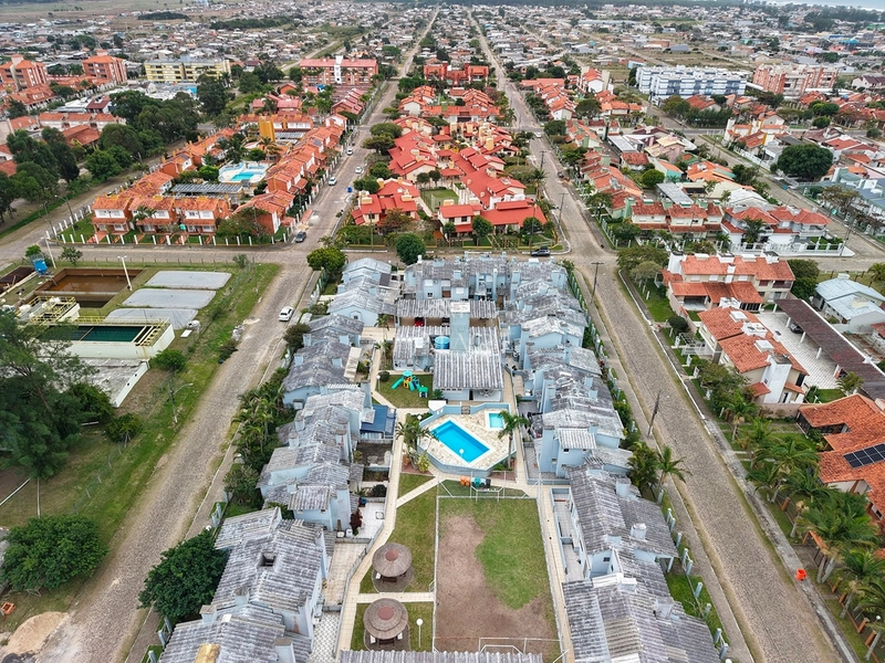 Sobrado com dois quarto, piscina e quadra de esportes : 25ª foto da galeria de imagens do imóvel