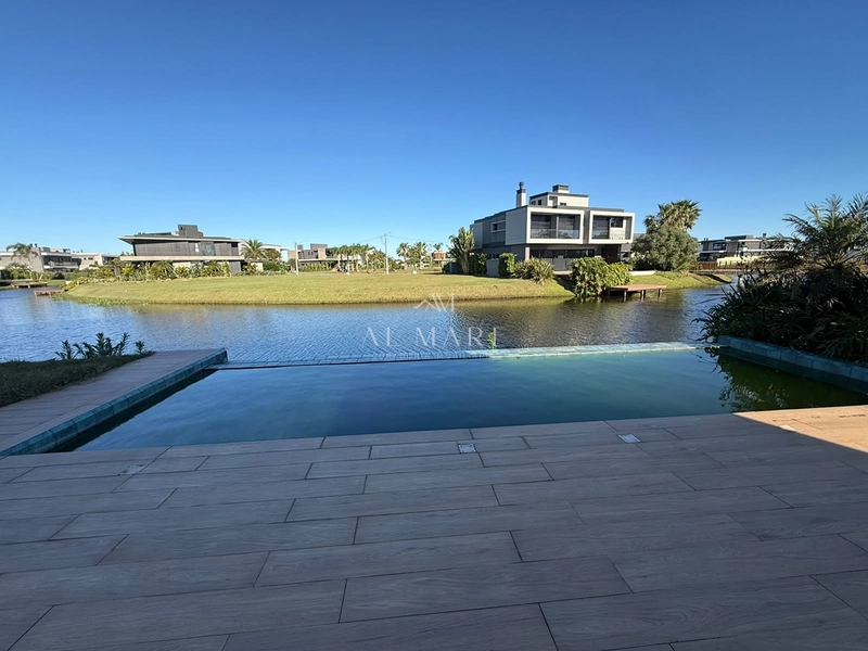 Casa beira lago com seis suítes mais lavabo ao lado da infra: 3ª foto da galeria de imagens do imóvel