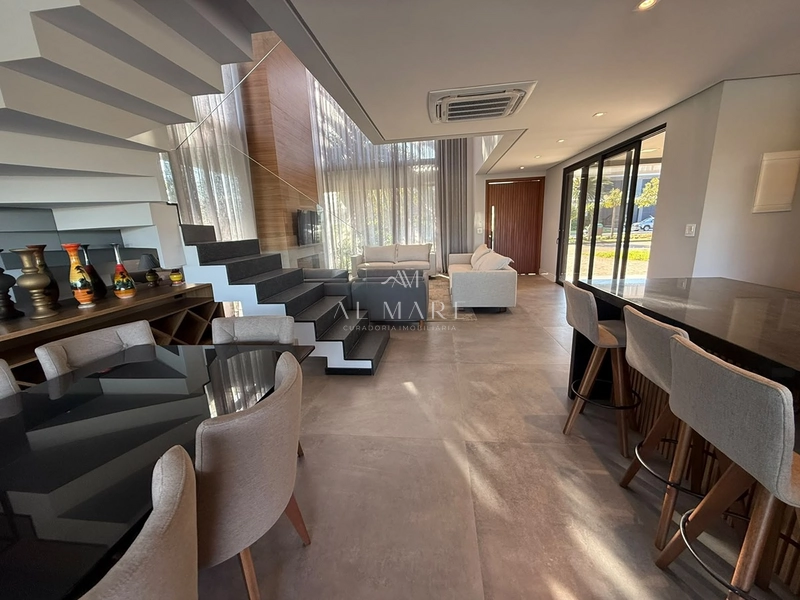 Casa beira lago com seis suítes mais lavabo ao lado da infra: 1ª foto da galeria de imagens do imóvel