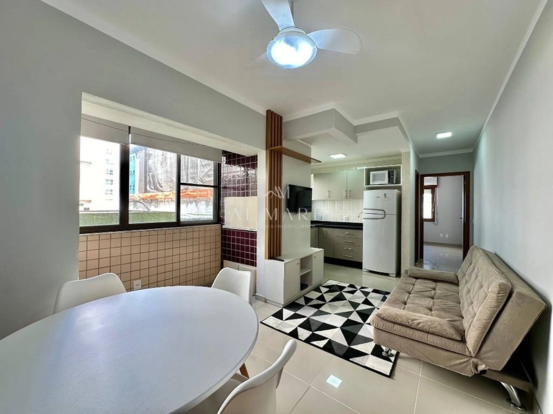 Apartamento de um dormitório com vaga de garagem a duas quadras do mar : 1ª foto da galeria de imagens do imóvel
