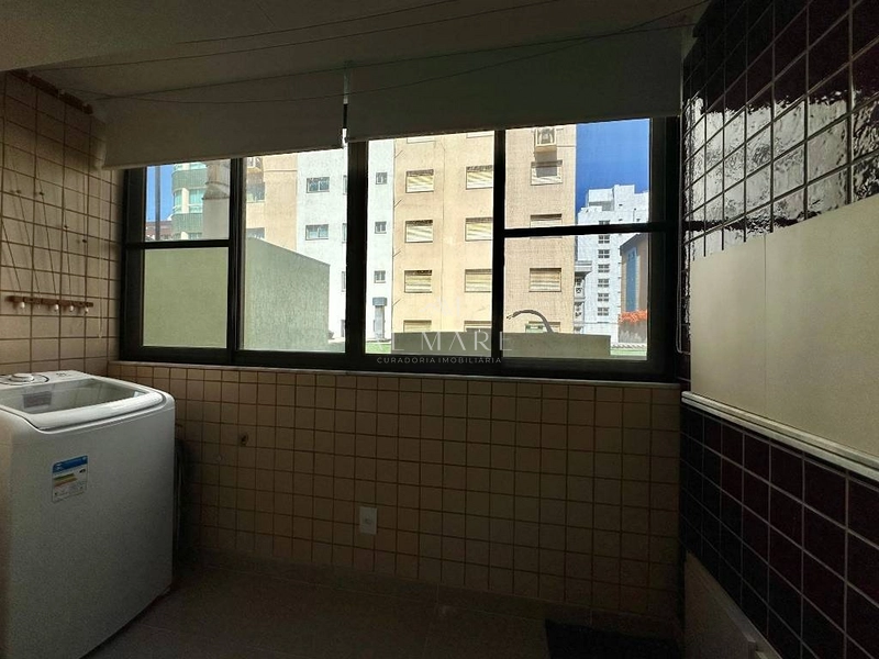 Apartamento de um dormitório com vaga de garagem a duas quadras do mar : 8ª foto da galeria de imagens do imóvel