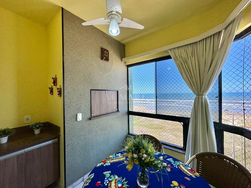 Apartamento beira mar com três dormitórios sendo uma suíte com duas vagas de garagem e mais depósito : 2ª foto da galeria de imagens do imóvel
