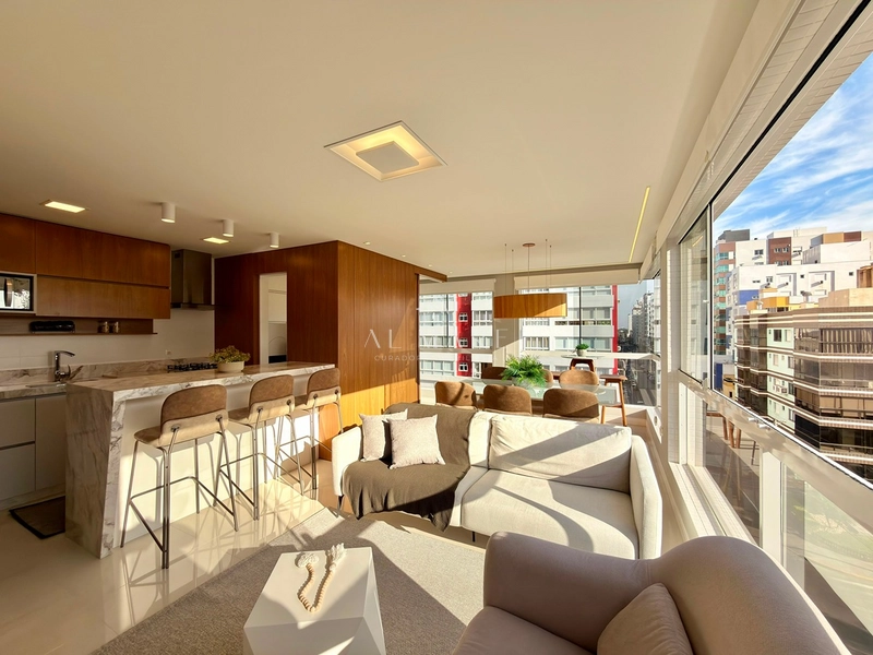 Apartamento de esquina vista mar e serra: 1ª foto da galeria de imagens do imóvel
